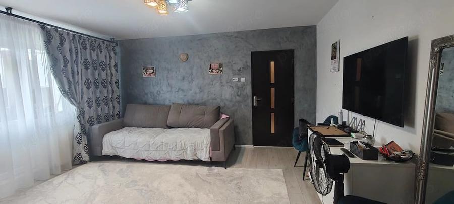 Apartament cu 3 camere semidecomandat în Decebal