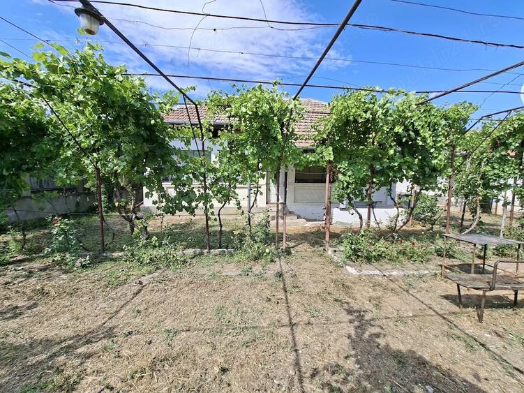 Casă cu 2 camere cu Teren 1140 Mp în Rogova
