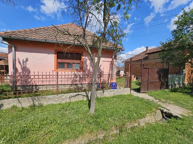 Casă cu 2 camere cu Teren 1427 Mp în Rogoz