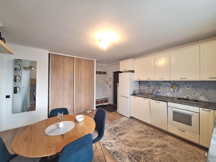 Apartament cu 3 camere semidecomandat, mobilat în Florești
