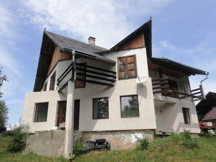 Casă cu 4 camere în Vârfu Dealului