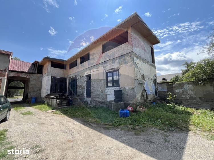 Casă cu 5 camere cu Teren 1141 Mp în Central