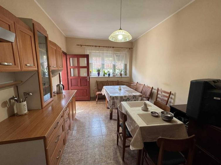 Casă cu 3 camere decomandat în Central