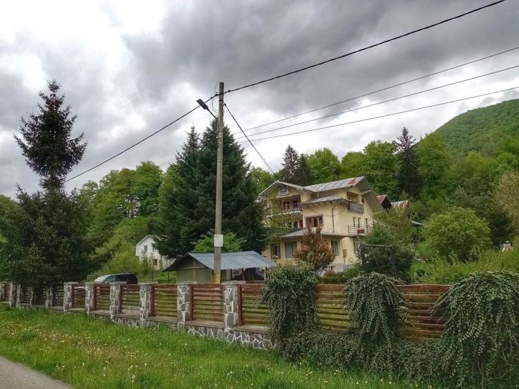 Casă cu 4 camere cu Teren 2500 Mp în Secăria