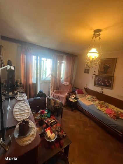 Apartament cu 3 camere semidecomandat în Podu Roș