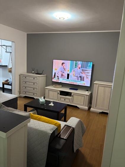 Apartament cu 3 camere semidecomandat, mobilat în Alexandru Obregia