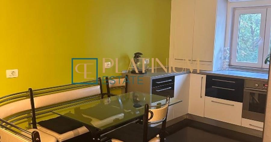 Apartament cu 3 camere decomandat, mobilat în Lunei