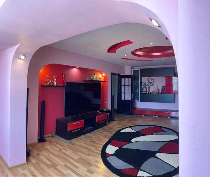 Apartament cu 3 camere decomandat în 1 Mai