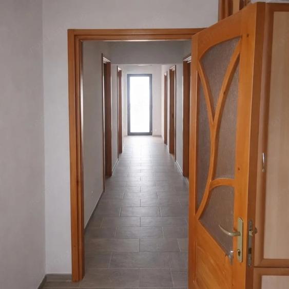Casă cu 5 camere cu Teren 553 Mp în Stupini