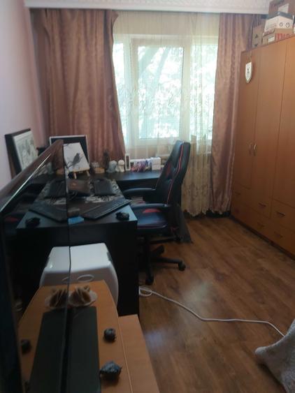 Apartament cu 3 camere semidecomandat în Berceni