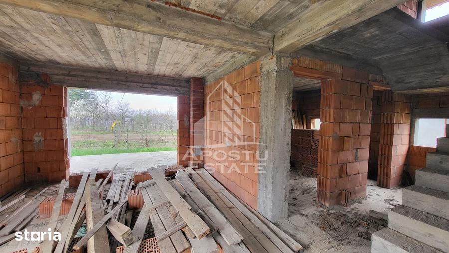 Casă cu 5 camere cu Teren 480 Mp în Peciu Nou