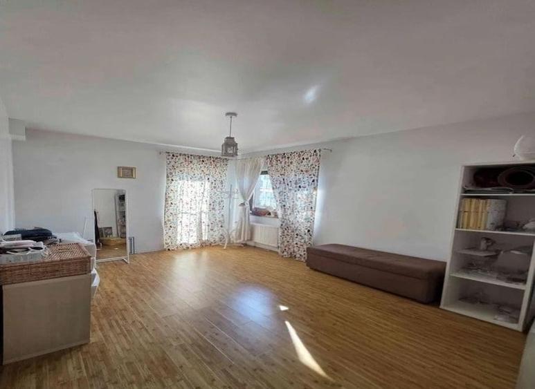 Casă cu 5 camere cu Teren 240 Mp în Barbu Văcărescu