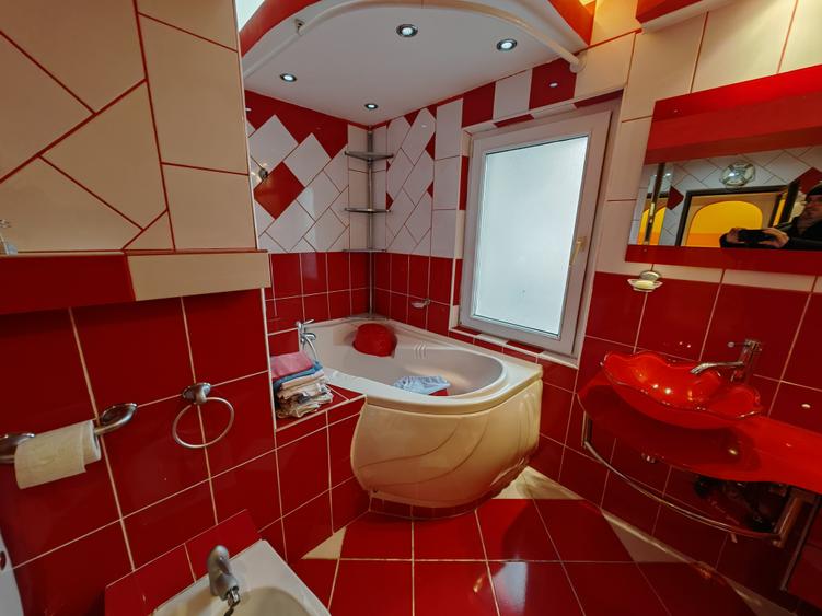 Apartament cu 3 camere decomandat, mobilat în Central