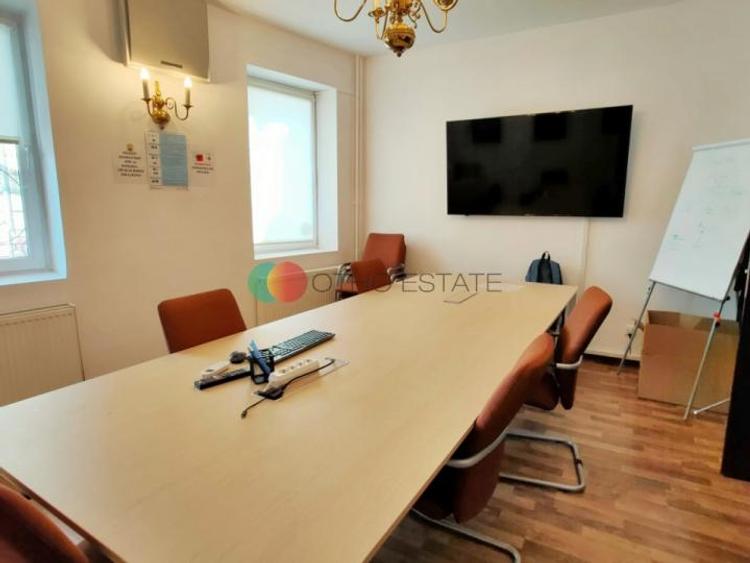 Casă cu 10 camere cu Teren 100 Mp în Victoriei