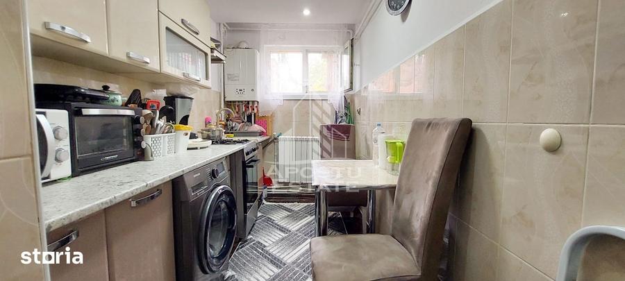 Apartament cu 3 camere semidecomandat, mobilat în Micro 4