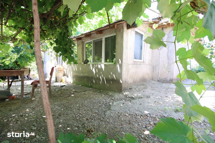 Casă cu 3 camere cu Teren 999 Mp în Siret