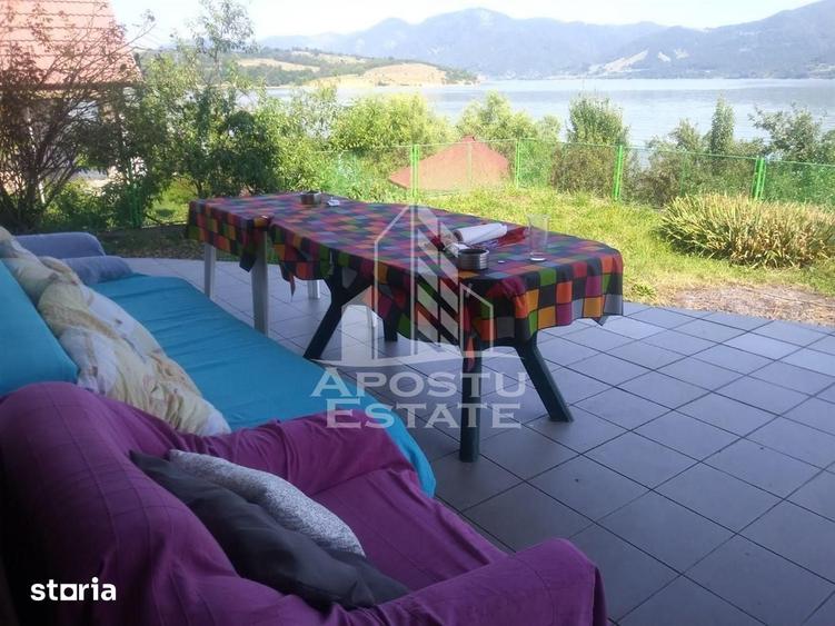 Casă cu 8 camere cu Teren 1226 Mp în Eșelnița