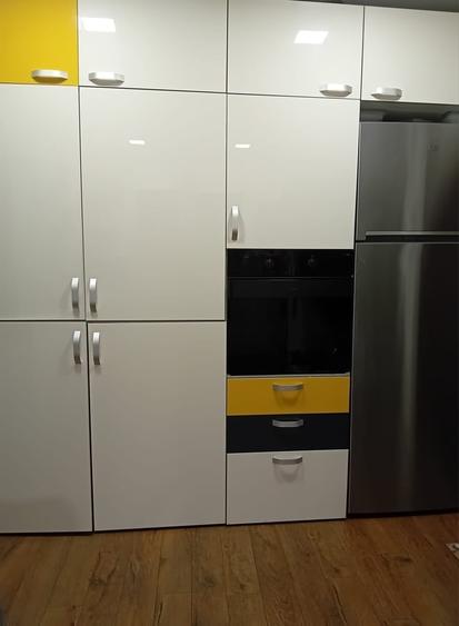 Apartament cu 3 camere semidecomandat în Obor