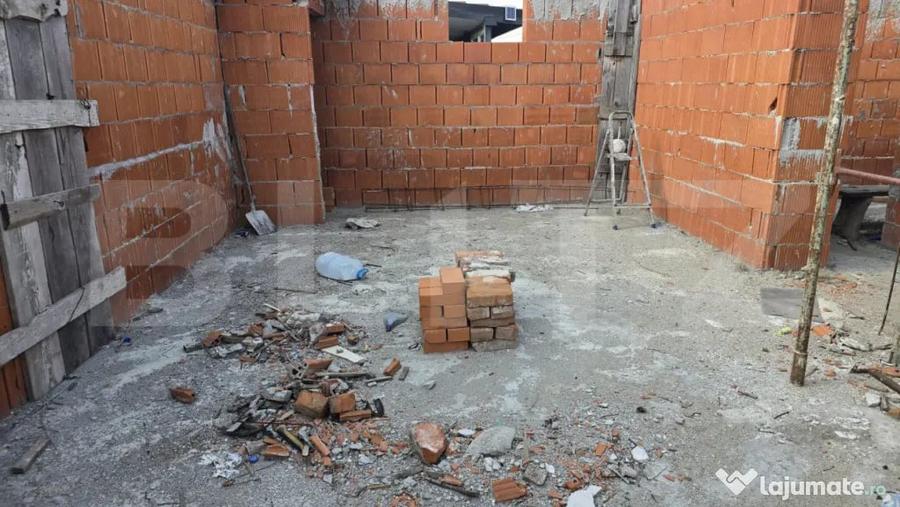 Casă cu 7 camere cu Teren 500 Mp în Sud