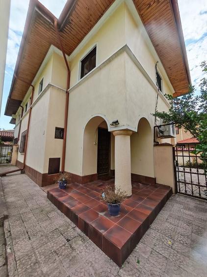 Duplex cu 8 camere cu Canalizare în Primăverii