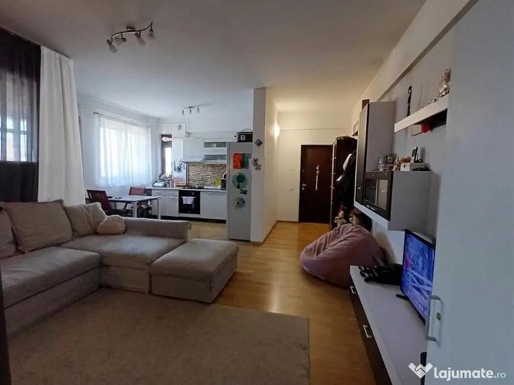 Apartament cu 2 camere semidecomandat în Est