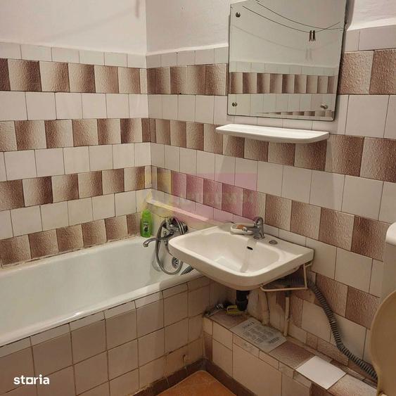 Apartament cu 3 camere semidecomandat în Rahova
