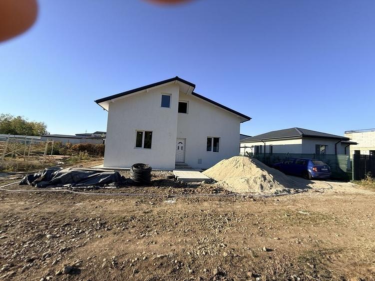 Casă cu 4 camere în Roșu