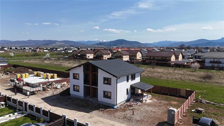 Duplex cu 4 camere cu Teren 350 Mp în Tărlungeni
