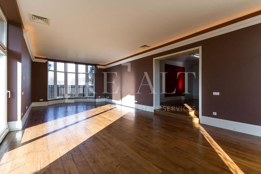 Casă individuală cu 8 camere cu Canalizare în Pipera