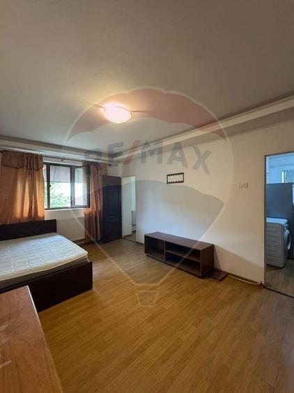 Garsonieră decomandată în Sud