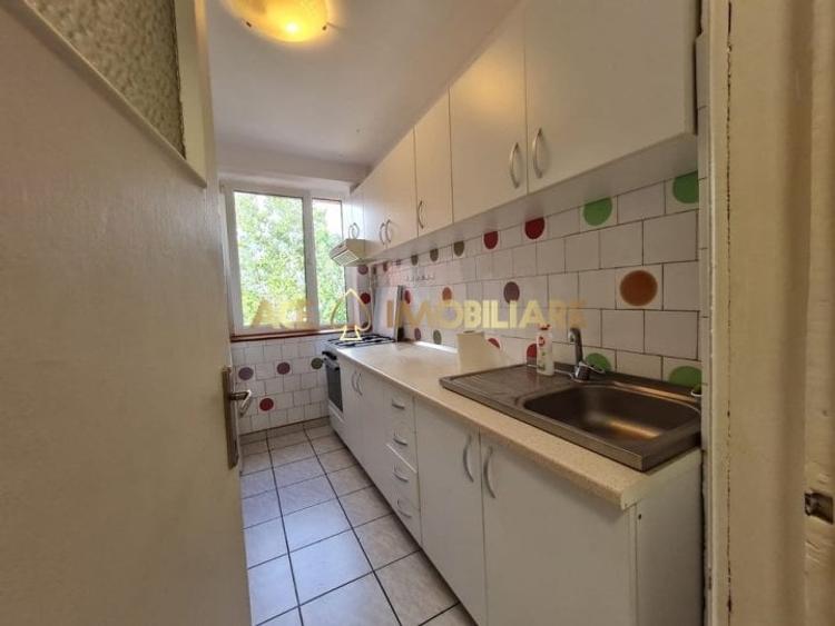 Apartament cu 3 camere decomandat, mobilat în Ștefan cel Mare