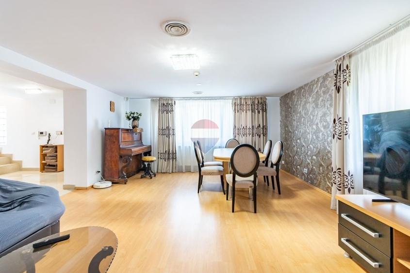 Casă individuală cu 8 camere cu Teren 440 Mp în Uverturii