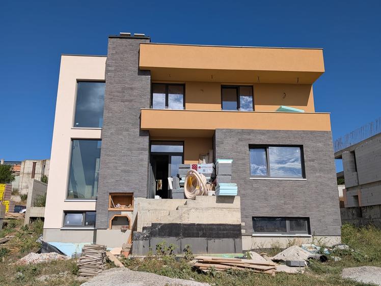 Casă individuală cu 4 camere cu Canalizare în Dâmbul Rotund
