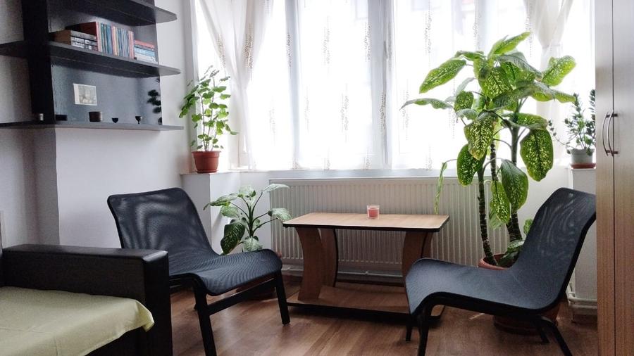 Inchiriez Apartament cu Doua Camere pe Termen Lung in Zona Centrala - 2