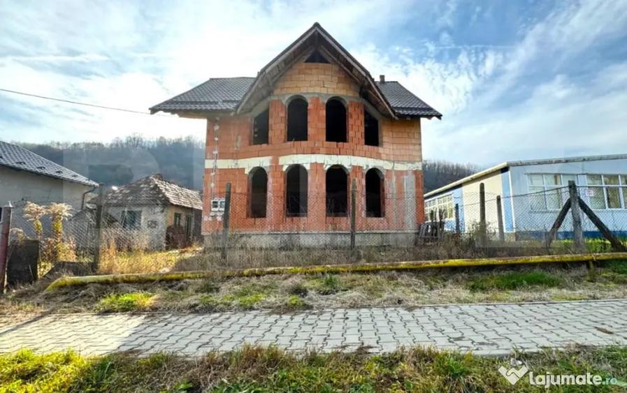 Casă cu 5 camere cu Teren 1900 Mp în Arcalia