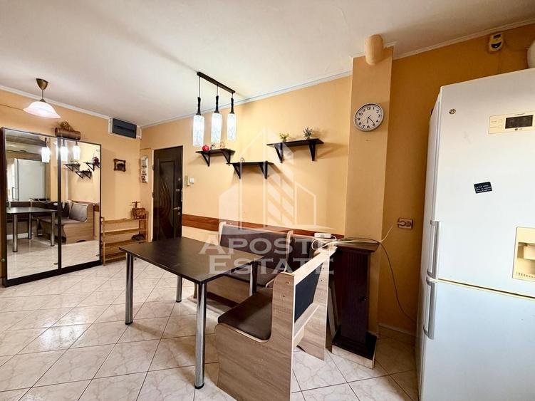 Apartament cu 3 camere decomandat, mobilat în Girocului