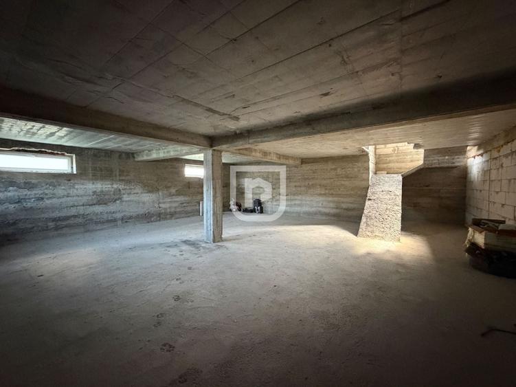 Casă individuală cu 8 camere cu Canalizare în Periferie