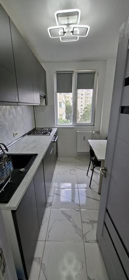 Apartament cu 3 camere semidecomandat în Obor