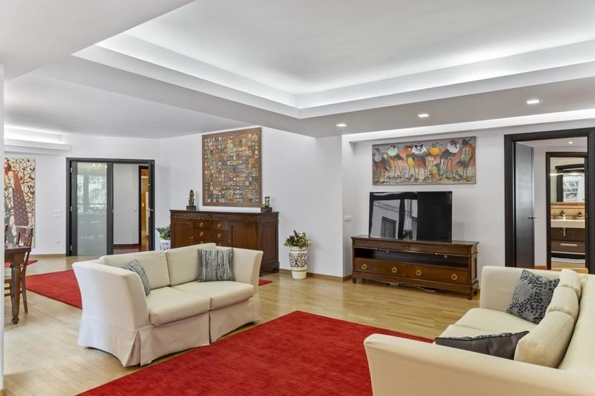 Apartament cu 3 camere semidecomandat în Arcul de Triumf