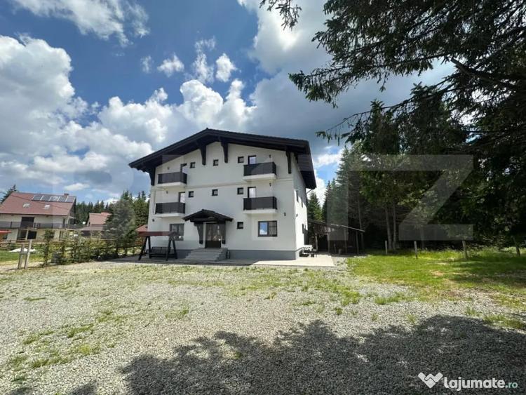 Casă cu 8 camere cu Teren 750 Mp în Tău