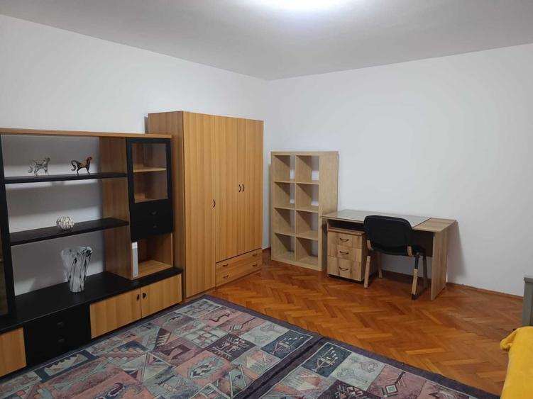 Garsonieră decomandată în Splaiul Unirii