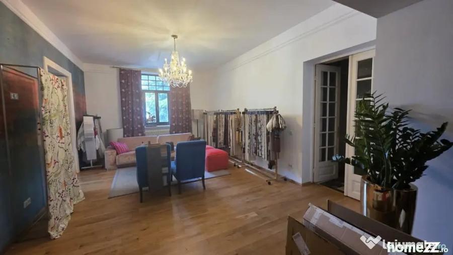 Apartament cu 5 camere decomandat în Moșilor