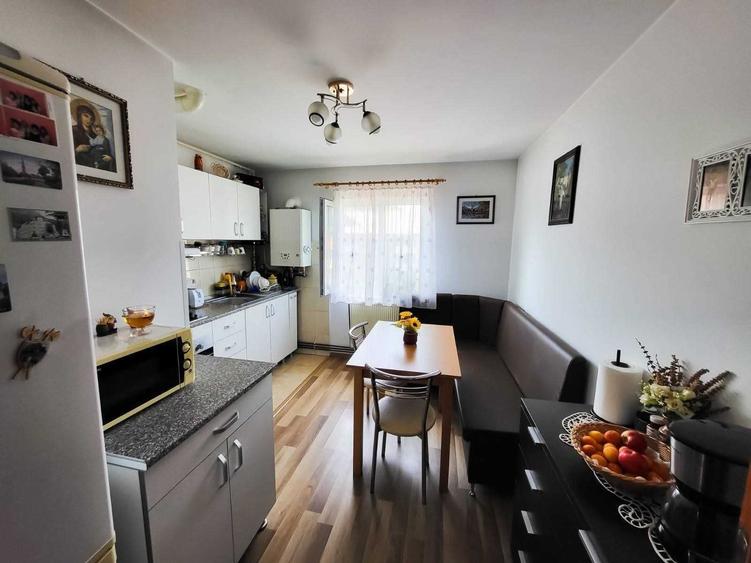 Apartament cu 3 camere semidecomandat în Coman