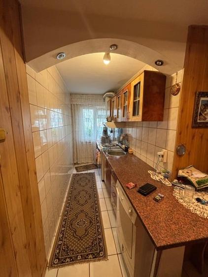 Apartament cu 3 camere semidecomandat, mobilat în Craiovița Nouă