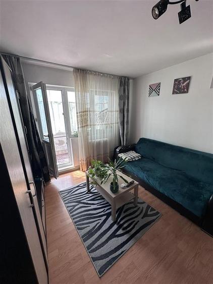 Apartament cu 3 camere semidecomandat în Podu Roș
