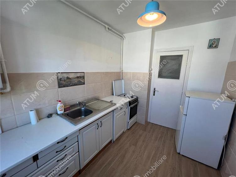 Apartament cu 3 camere semidecomandat, mobilat în Central