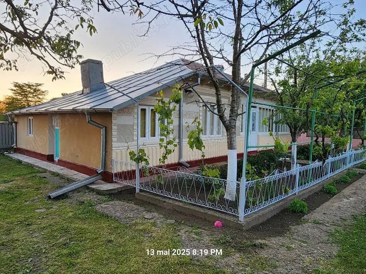 Casă cu 5 camere cu Teren 6300 Mp în Scorțaru Vechi
