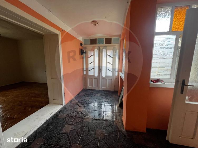 Casă cu 4 camere semidecomandat cu Teren 2144 Mp în Șeitin