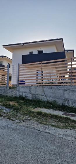 Casă individuală cu 4 camere cu Teren 300 Mp în Sud