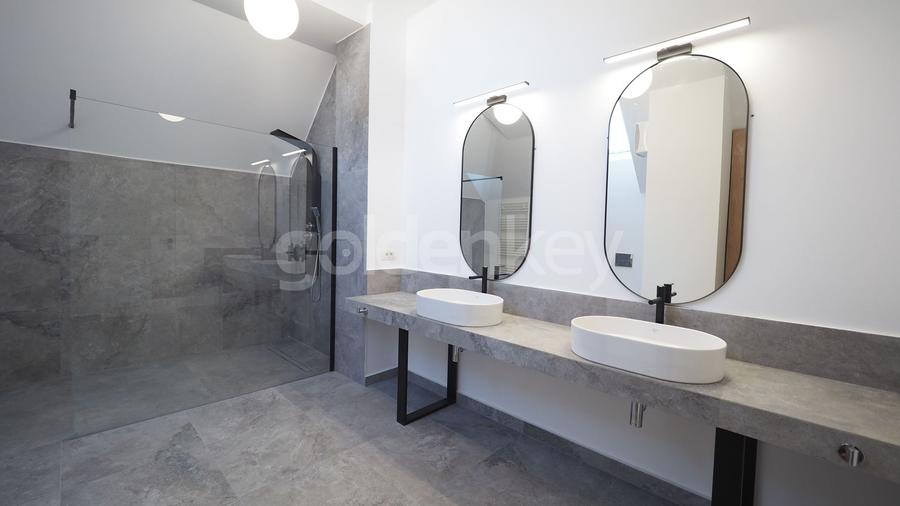 Apartament cu 4 camere semidecomandat în Băneasa